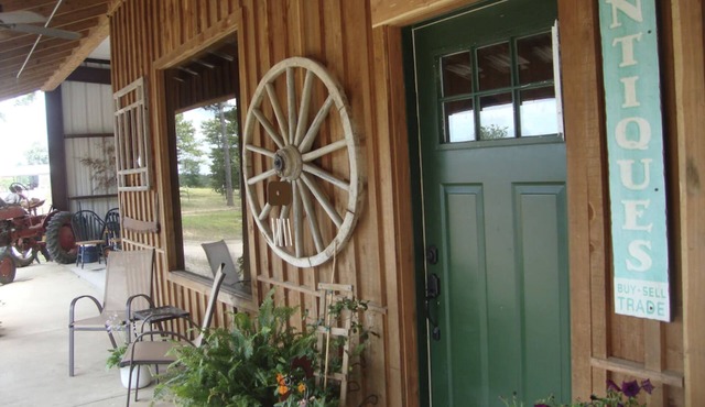 Southern Comfort Cabin- minutes from the river and the lake!