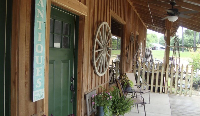 Southern Comfort Cabin- minutes from the river and the lake!
