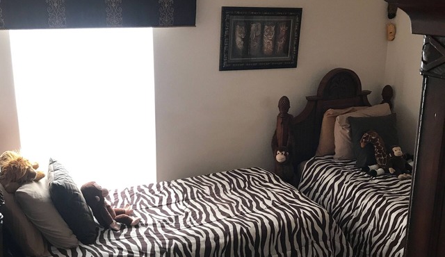 SOUTHERN COMFORT! Comfy, FUN. SOUTH face Pool w/Colored Light Grill 4/3.