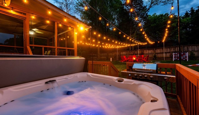 Southern Comfort Getaway: hot tub-theater-game room-fire pit-yard games