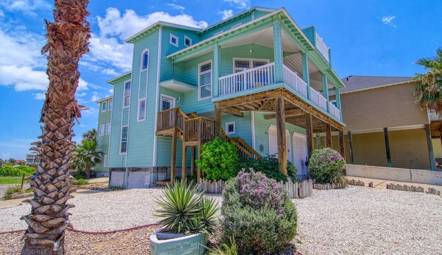 Southern Comfort-in town, steps from heated pool, hot tub, beach boardwalk