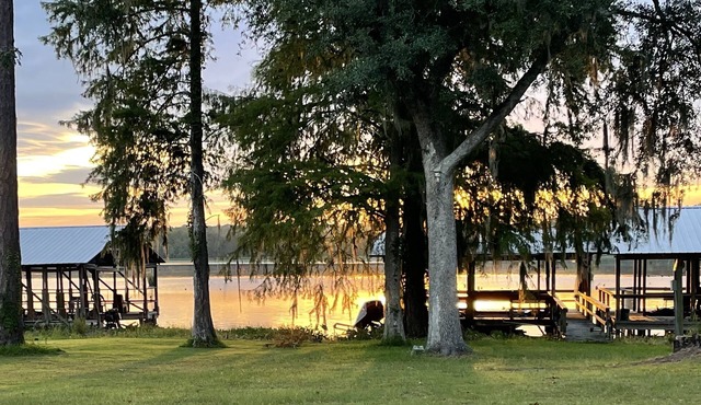 "Southern Comfort Lake House" on Lake Seminole-Covered Dock with Elec/Water!