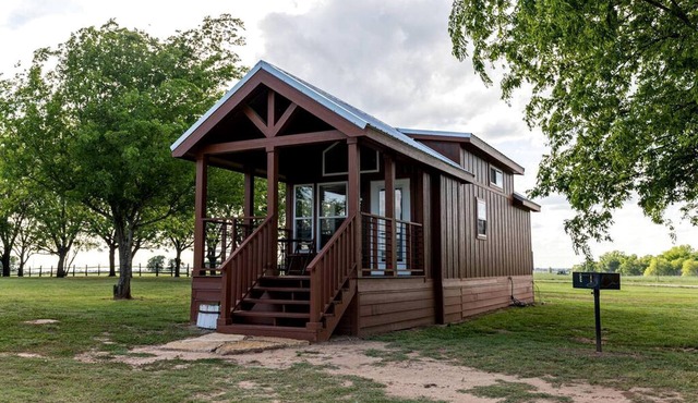 Southern Comfort Meets Glamping Chic: Texas Cabin Getaway near Waco