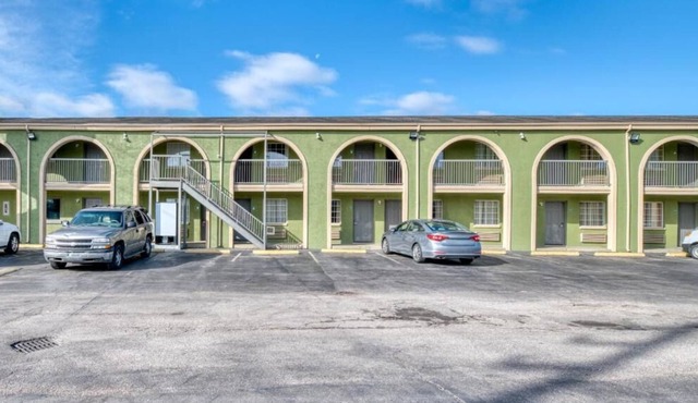 Southern Comfort Retreat in Channelview! Pets Allowed, Free Parking!