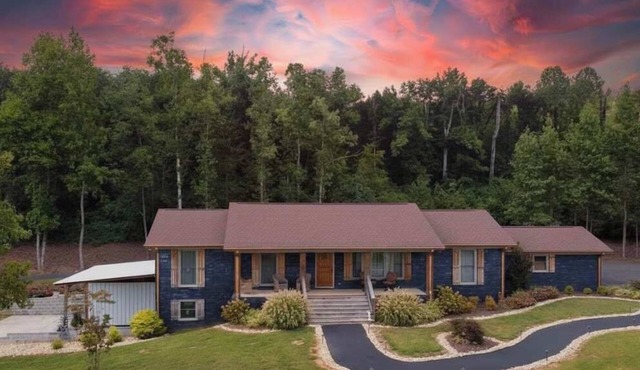 Southern Comfort Retreat with a private hot tub!