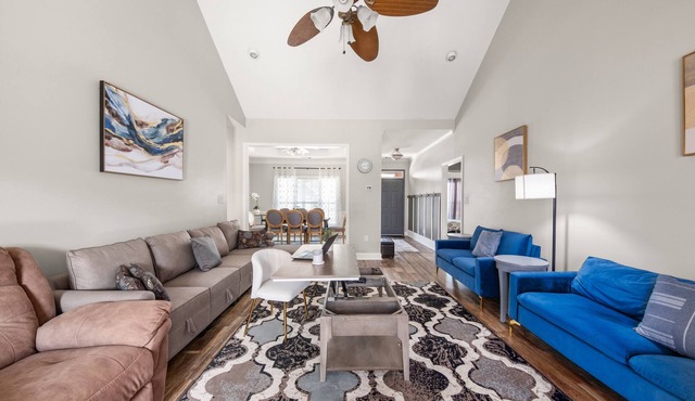 Southern Delight-4 Bed Room-7 beds- Private Backyard-Great for Larger Groups