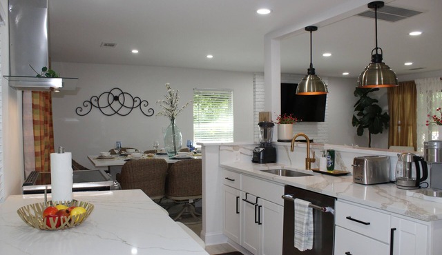 Southern Elegance Gateway - 3 Bedroom Vacation Home in Wonderful McDonough, Ga