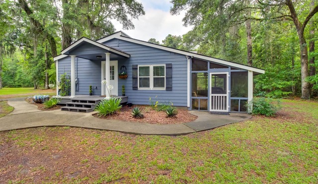 Southern Escape in Guyton: Private Yard & Hot Tub!