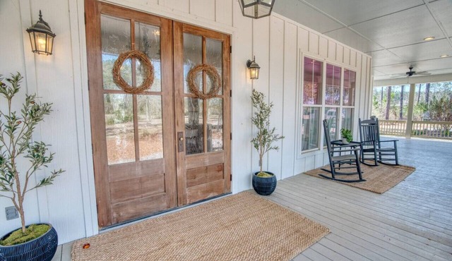 Southern Farmhouse Retreat: 4 Bedroom, 4 Bath w/Master SPA like - Pet Friendly