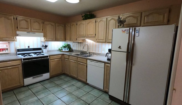 Southern Garden Home in Tillman's Corner, 16 min to downtown Mobile.
