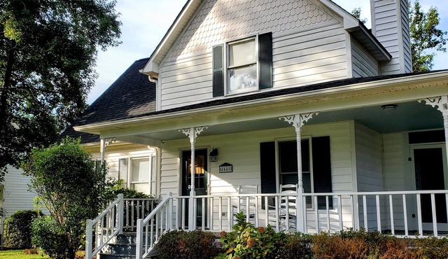 Southern Gem- Centrally Located-10 min to downtown or the beach!