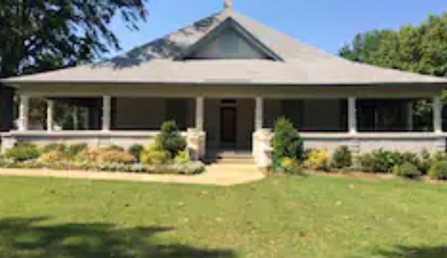 Southern Historic Large House -8 mi. dwntn 3 Suites/Wrap porches-perfect getaway