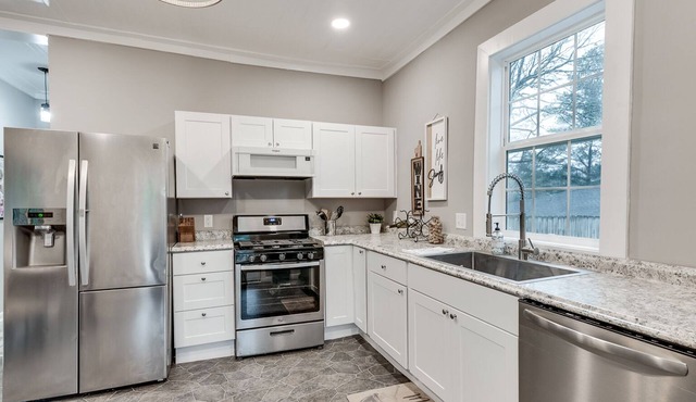 Southern Hospitality! Charming, pet-friendly home in Edgewood