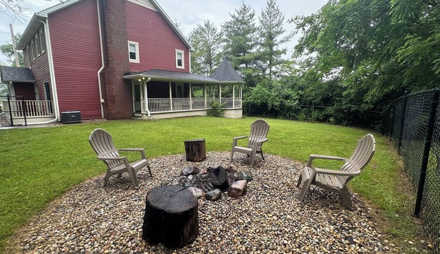 Southern Indy Farmhouse ~ 4-beds, Game Room, & Pet Friendly