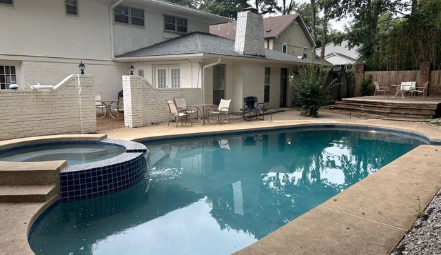 Southern-Inspired 5-BR Luxury Home with Pool & Jetted Tub - Simply Marvelous.