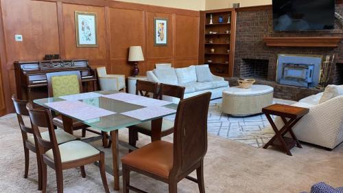 Southern Large Lake Front Custom Estate, Sleeps 16