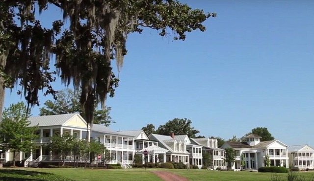 Southern Luxury Carriage House with Lakefront View By Villa Real Escapes