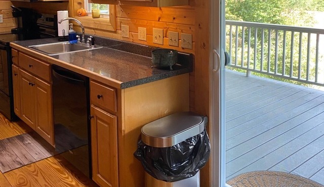 Southern Oak 2 Bedroom Cabin - Pet Friendly! by RedAwning