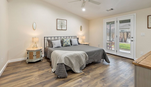 Southern Oregon charmer with RV parking