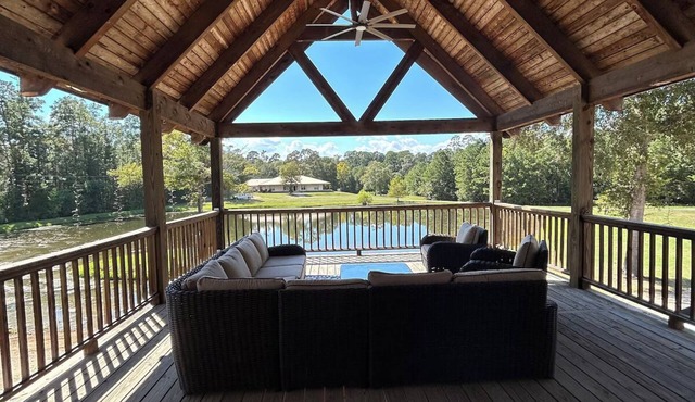 Southern Pines Estate, 9 bedrooms, pool, hot tub, stocked pond near Lake Conroe