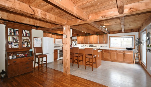 Southern Pines Spacious 5-bedroom farmhouse in amazing Washington, PA with AC.