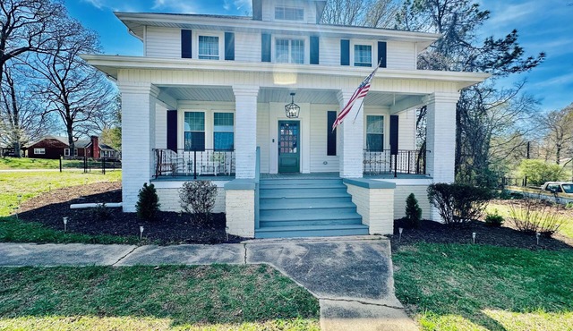 Southern Porch Haven-Pet Friendly-Sleeps 8-Fenced Backyard-Near River & Trails