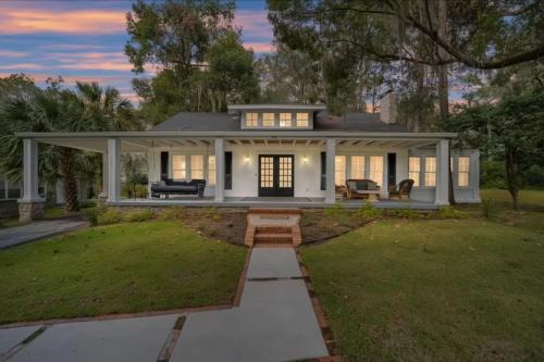 Southern Porch Life 4-B 2-Bath Pet Friendly