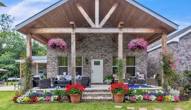 Southern Sisters Retreat - The Lisa: Stylish, Cozy, Near MSU, Fire Pit + Grill