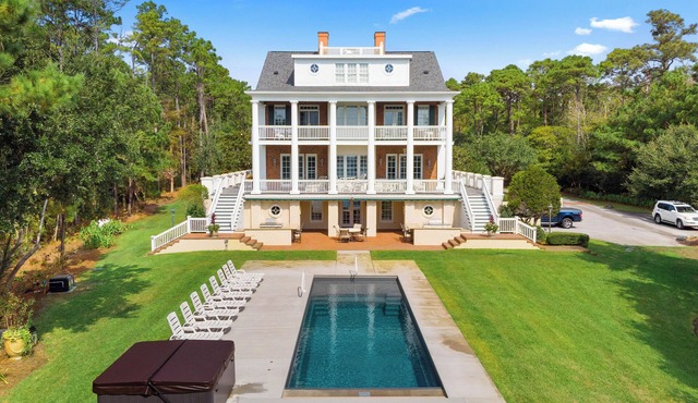 Southern Splendor Luxury home, 5 acres, private pool & hot tub, boat dock
