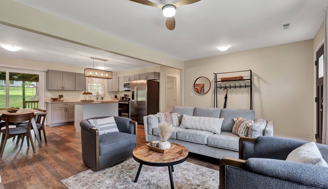 Southern Stay. Comfortable 3-bed, 2-bath renovated home with new furnishings.