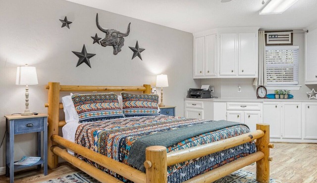 Southern Studio On 13 Acres In A Quiet Neighborhood