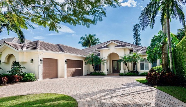 SOUTHERN SUNSET - Olde Naples, Heated Pool & Spa, Walk to the beach!
