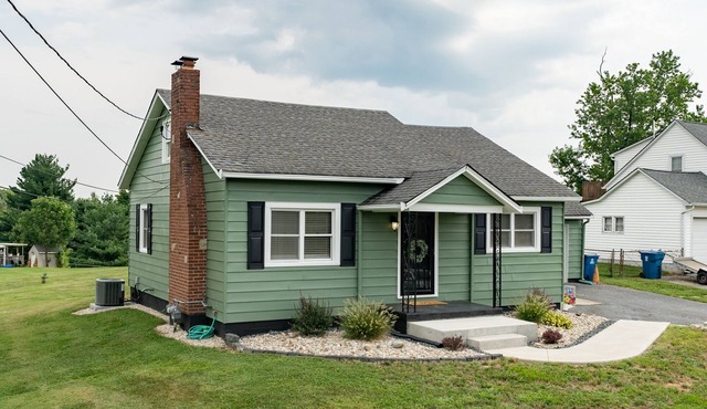 Southern Sunset. Rugged yet refined! 1.5 miles to Ark! Rate is for 2 guests.