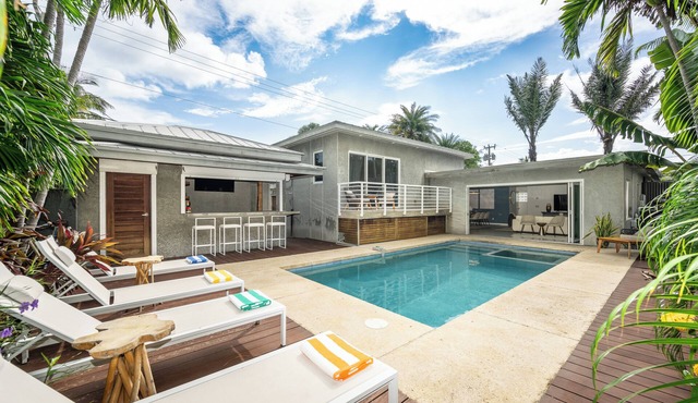 Southernmost Serenity - 3 Bedroom/2.5 Bathroom With Pool & Outdoor Bar