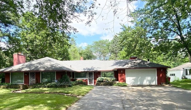 Southfield home perfect for large families/pool table & Theatre room!