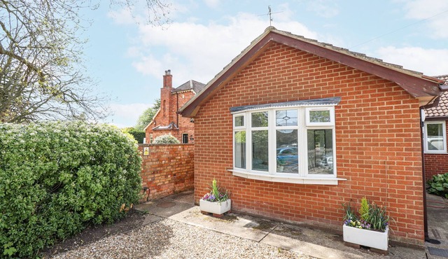 SOUTHFIELDS ANNEX, pet friendly, with a garden in Louth