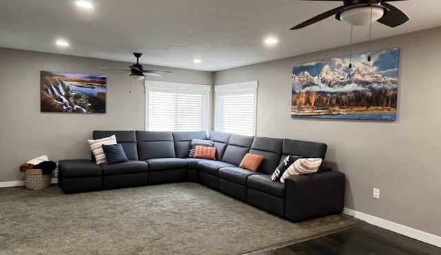 Southfork home sleeps 12 private setting w/hot tub