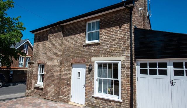 Southgate Coach House - attractively furnished cottage for two.