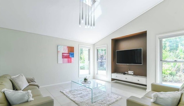 Southlakes Haven - Lake Views, Pets Allowed