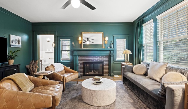 Southmoreland Mansion and Guest House on the Plaza | Sleeps 28!