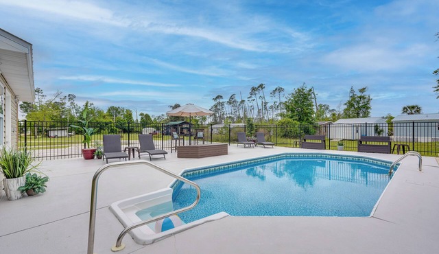 Southport Getaway w/Private Pool ~ 15 Mi to PCB!