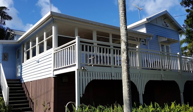 SOUTHPORT Holiday HOME Handy to Broadwater Theme Parks Free WiFi and Netflix.