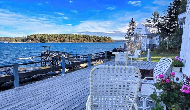 Southport Island Escape: Walk Right Off the Deck onto Your Private Dock - Stunning Water Views!