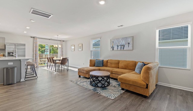 Southport Retreat! Beautiful 3 BR house! Family-oriented and pet-friendly!