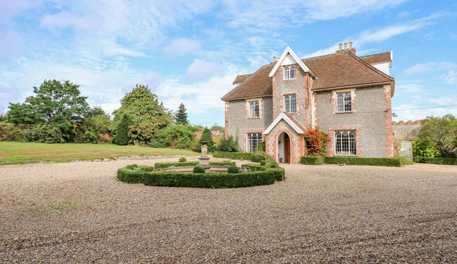 SOUTHREPPS LODGE, pet friendly, with open fire in Southrepps