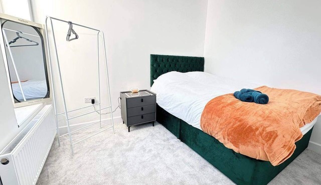 Southsea 5-Bed Seaside Retreat- Sleeps 11 & Garden