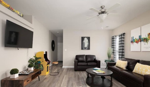 Southside Charmer with king bed.