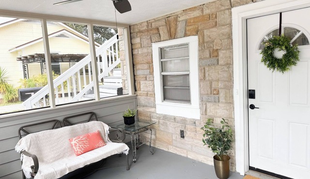 Southside City Cottage with ample parking-Sleeps 5