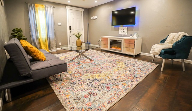 Southside Entire home: 2story+2BR -steps from E. Carson