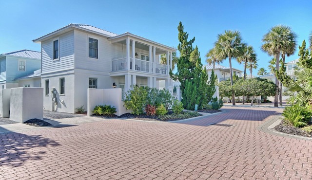 Southside of 30A, Gated beachfront pool sleeps 7 , 2 min walk to Rosemary, NEW !